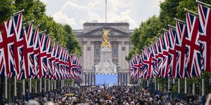 Ξεκινούν σήμερα οι τετραήμεροι εορτασμοί για το Πλατινένιο Ιωβηλαίο της βασίλισσας Ελισάβετ