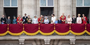 Η βασίλισσα Ελισάβετ και τα υπόλοιπα μέλη της βασιλικής οικογένειας στο μπαλκόνι του παλατιού του Μπάκιγχαμ 
