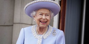 Η βασίλισσα Ελισάβετ Β' παρακολουθεί με χαμόγελο από το μπαλκόνι του παλατιού του Μπάκιγχαμ μετά την τελετή Trooping the Color στο Λονδίνο, την Πέμπτη 2 Ιουνίου 2022, κατά την πρώτη από τις τέσσερις ημέρες εο