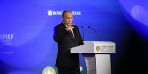 Ο Βλαντιμίρ Πούτιν κατά την ομιλία του στο Διεθνές Οικονομικό Φόρουμ της Αγίας Πετρούπολης