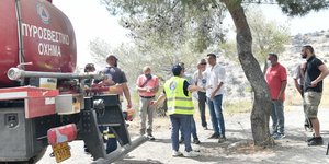 Περιοδεία κλιμακίου του ΚΚΕ στα σημεία που έπληξε η φωτιά στη Βούλα
