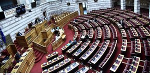 Βουλή πυρά αντιπολίτευση τροπολογία κυβέρνηση ΛΑΡΚΟ