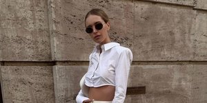 γυναίκα με πουκάμισο και παντελόνι