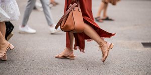 Γυναίκα με σανδάλια