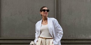 γυναίκα με λευκό σακάκι