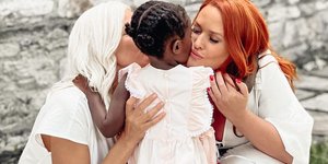 Χριστίνα Κοντοβά και Σίσσυ Χρηστίδου δίνουν ένα φιλί στην μικρή Έιντα 