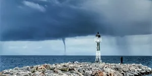 Yδροστρόβιλος στα ανοιχτά των Νέων Μουδανιών