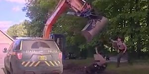 Επεισοδιακή σύλληψη στο Βερμόντ των ΗΠΑ, οι αστυνομικοί απειλήθηκαν από... εκσκαφέα