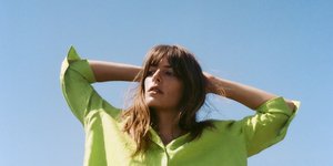 γυναίκα με πράσινο πουκάμισο