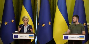Aπό την Ουκρανία , η Ούρσουλα Φον ντερ Λάιεν δεσμεύτηκε στον Ζελένσκι για συγκερκιμένες απαντήσεις για την έντσξη της χώρας στην ΕΕ