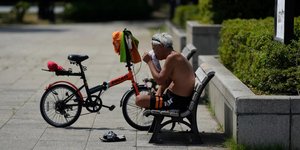 Άνδρας στο Τόκιο σκουπίζει τον ιδρώτα του / Φωτογραφία: Hiro Komae/AP