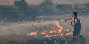 Πυροσβέστης σβήνει πυρκαγιά στην Περαία