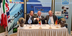 Από την υπογραφή της σύμβασης (από αριστερά):  Κρίστιαν Χατζημηνάς (Πρόεδρος THEON SENSORS), Matteo Bisceglia (Director OCCAR-EA) και Andreas Hülle (Head of Optronics & Land Solutions and Managing Director HENSOLDT Optronics)