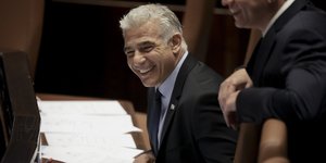 O Γιαϊρ Λαπίντ αναλαμβάνει καθήκοντα μεταβατικού πρωθυοπουργού του Ισραήλ