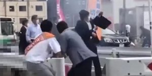 Η στιγμή που σωματοφύλακες του Σίνζο Άμπε προσπαθούν να τον προστατεύσουν με χαρτοφύλακες