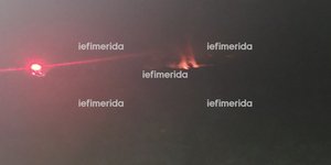 Το αεροσκάφος στις φλόγες λίγο μετά τη συντριβή