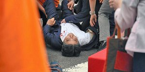 Ο Σίνζο Αμπε, ο πρώην Ιάπωνας πρωθυπουργός πεσμένος στο οδόστρωμα μετά τον πυροβολισμό