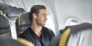 νεαρός άνδρας κάθεται σε αεροπλάνο