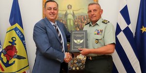 Ο Αρχηγός ΓΕΕΘΑ Κωνσταντίνος Φλώρος με τον Αντώνη Τσουρδαλάκη, ομογενή από την Αυστραλία