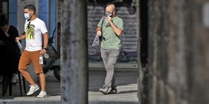 Με μάσκα σε δρόμο της Αθήνας