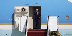 Ο Τζο Μπάιντεν κατεβαίνει από το προεδρικό αεροσκάφος, κατά την άφιξή του στο Ισραήλ 