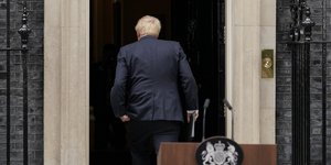 Ο Μπόρις Τζόνσον απέρχεται από το πόντιουμ αφού νωρίτερα έχει ανακοινώσει την παραίτησή του