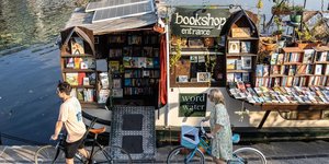 πλωτό βιβλιοπωλείο στο Λονδίνο