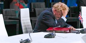 Μπόρις Τζόνσον τον πιέζουν για παραίτηση