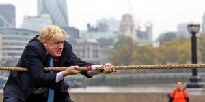 Ο Μπόρις Τζόνσον τραβάει σκοινί