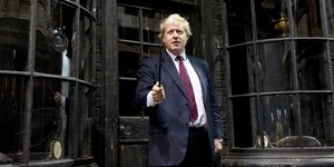 Ο Μπόρις Τζόνσον έξω από το κατάστημα όπου ο Χάρι Πόττερ αγόρασε το ραβδί του