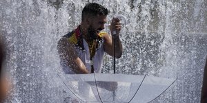 Άνδρας δροσίζεται σε σιντριβάνι στο Λονδίνο