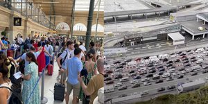 Ουρές ταξιδιωτών στα γκισέ του Eurostar στο Παρίσι και στο Ντόβερ της Βρετανίας