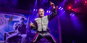 Ο τραγουδιστής των Iron Maiden, Μπρους Ντίκινσον