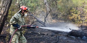 Πυροσβέστης στη μάχη κατά της φωτιάς