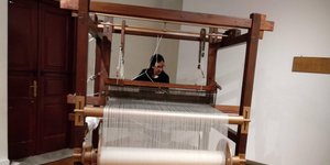 Η Δέσποινα Σωμάκη υφαίνει σε αργαλειό