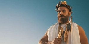 Ο Δίας δεν θα μπορούσε να λείπει από το αρχαιοελληνικό πάρτι της Μυκόνου...
