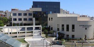 Επίθεση κουκουλοφόρων στο δημαρχείο Αιγάλεω