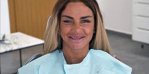 Η Κέιτι Πράις κατά τη διάρκεια της επέμβασης... 