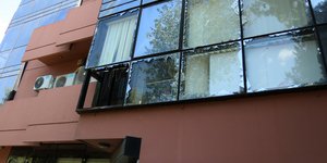 Οι ζημιές στο κτήριο της ΔΟΥ Αμαρουσίου από την επίθεση με εκρηκτικά