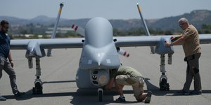 To drone Heron έτοιμο για πτήσεις στο Αιγαίο