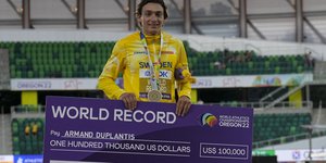 Ο Αρμάντ Ντουπλάντις με το χρυσό μετάλλιο