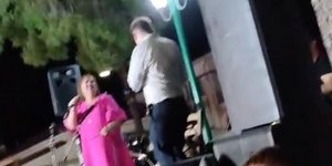 Η Εφη Θώδη τραγουδά το Madame σε πανηγύρι στην Ηλεία