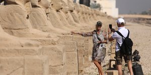 Τουρίστες φωτογραφίζονται σε αρχαιότητες της Αιγύπτου 