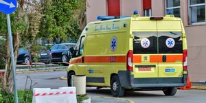 Με ασθενοφόρο μεταφέρεται το κοριτσάκι στο Πανεπιστημιακό Νοσοκομείο Λάρισας