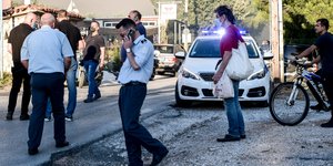 Αστυνομικοί έχουν κόψει την κυκλοφορία λόγω πυρκαγιάς