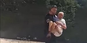Αστυνομικοί απεγκλώβισαν ηλικιωμένο άτομο
