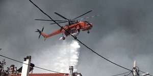 Ελικόπτερο επιχειρεί στη φωτιά 