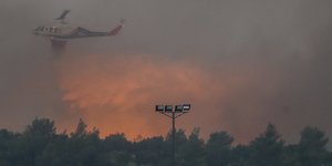 Ελικόπτερο επιχειρεί στη μεγάλη φωτιά της Πεντέλης