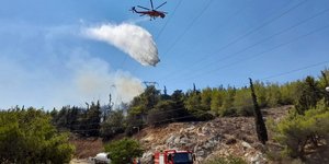 Ελικόπτερο επιχειρεί στη φωτιά του Χαϊδαρίου
