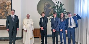 Ο Έλον Μασκ με τέσσερις από τους γιους του σε επίσκεψη στον πάπα Φραγκίσκο